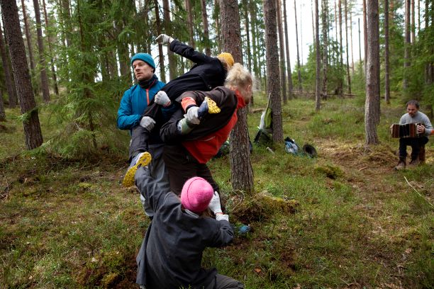 SLAP! -tyryhm tekee taidetta metsss, kuvaaja Pasi Autio